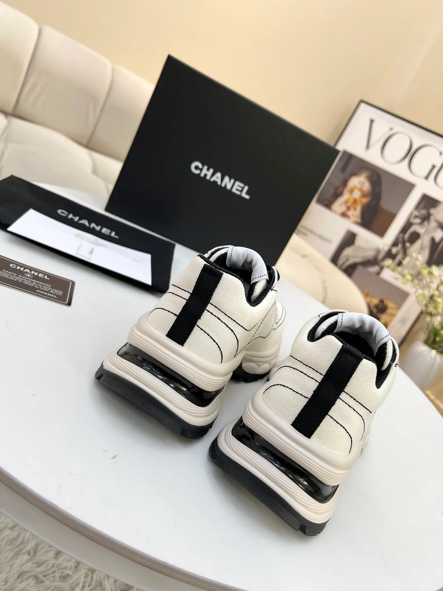👟👟Ex-factory price 500👟👟 Cloth CHANEL 25C new casual shoes for early spring vacation. A pair of comfortable shoes can reduce the fatigue on your feet. The new style is very versatile, whether it is daily wear or a sister party. It can be easily used for commuting in the workplace, outdoor sports and various occasions. It can increase the height, straighten the legs, modify the shape of the feet, is comfortable and comfortable without rubbing the feet, and has good breathability. It can also be worn in summer. Office workers can also easily own it when wearing it. The fabric is pebbled cowhide + plaid pad to show off sheepskin. The original open-molded rubber foam outsole! size: 35-40 (41 customized, non-refundable and non-exchangeable)